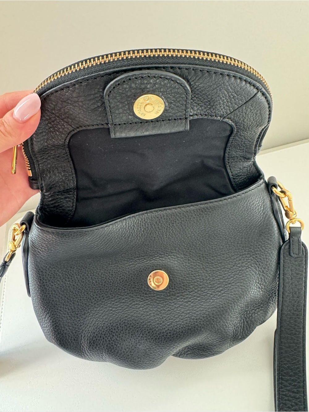 Marc Jacobs Black Pebbled Leather Crossbody with Gold Plaque - Picture 3 of 4